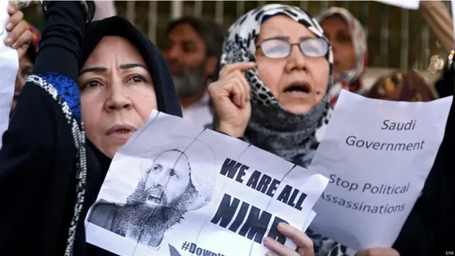 یہاں خواتین کو احتجاج کرتے ہوئے دیکھا جاسکتا ہے۔ انھوں نے سعودی عرب سے سیاسی قیدیوں کو پھانسی دینا بند کرنے کی اپیل والا پلے کارڈ لے رکھا ہے۔