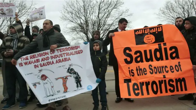 امریکہ میں بھی سعودی عرب کے خلاف مظاہرے کیے گئے۔ دریں اثنا سعودی عرب نے شیعہ عالم کی سزائے موت کے بعد ایران سے پیدا ہونے والی کشیدگی پر ایران کے ساتھ اپنے سفارتی تعلقات ختم کرنے کا اعلان کیا ہے۔