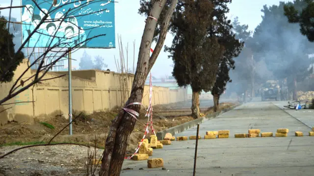 پولیس حکام کا کہنا ہے کہ حملہ آور آر پی جی، ہینڈ گرینیڈ اور ہلکے ہتھیاروں سے لیس ہیں