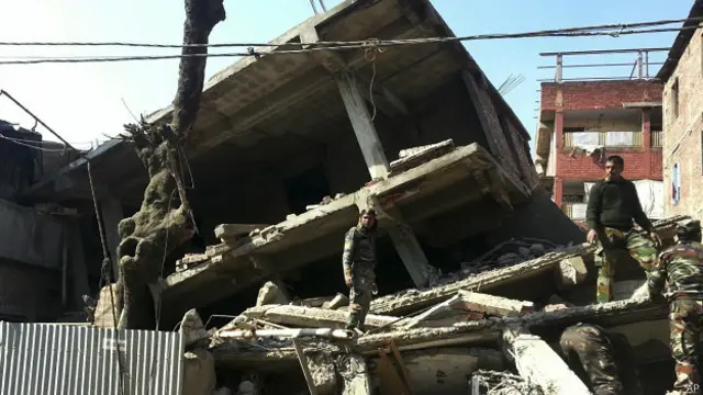 इमारत से धराशाई इमारत