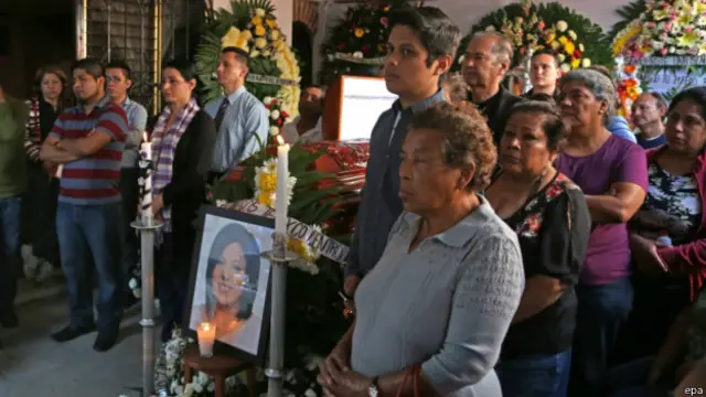 上百名民众周日参加在特米斯科市举办的莫塔的葬礼。