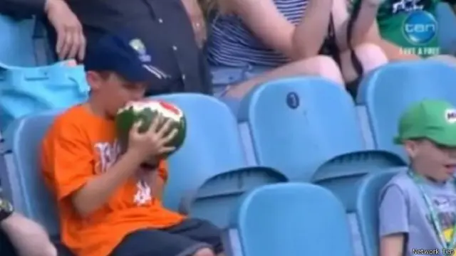 10 سالہ میچل نے بی بی سی کو بتایا کہ چھلکے سمیت تربوز کھانا توقع سے زیادہ مشکل تھا۔