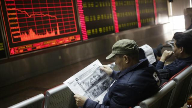 民众1月4日在北京的股票交易所屏幕前。