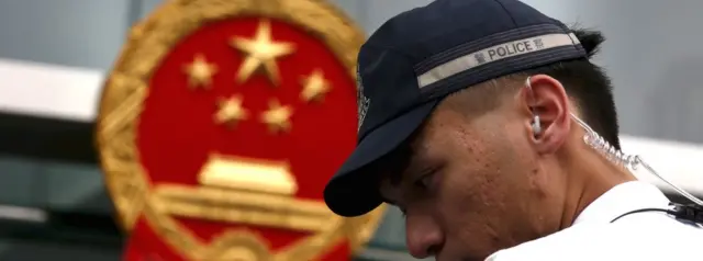 一名香港警察在香港中联办前站岗（31/12/2015）