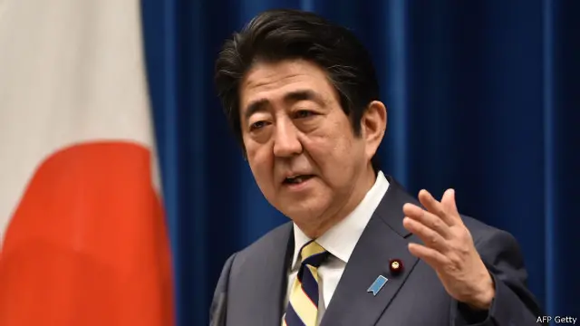 Thủ tướng Nhật trong cuộc họp báo với phóng viên ở Tokyo đầu năm 2016