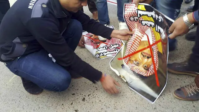 محتجون عراقيون يحرقون صورة ولي العهد السعودي محمد بن نايف في بغداد