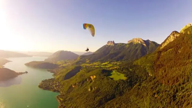 在法国安纳西（Annecy）体验滑翔伞，背景是阿尔卑斯山（图片来源：Aileen Adalid）
