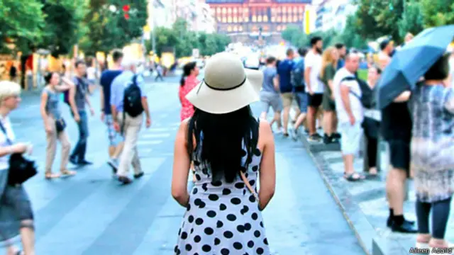 在捷克共和国首都布拉格留影–我是如何辞职周游世界的。（图片来源：Aileen Adalid）