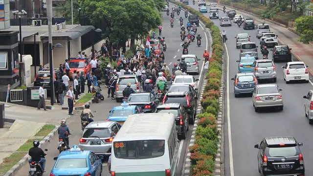 Demonstrasi membuat salah satu sisi jalan Rasuna Said, Kuningan, macet.
