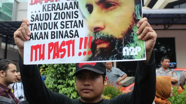 Poster yang dibawa salah seorang pendemo.