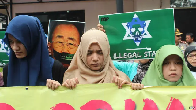 Pendemo mengecam eksekusi mati ulama Nimr al-Nimr.