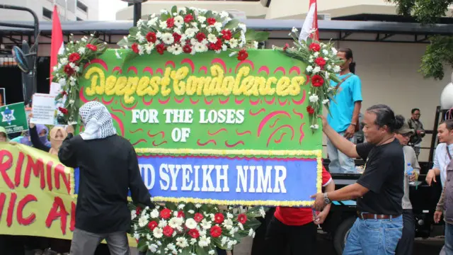 Karangan bunga duka untuk Sheikh Nimr al-Nimr sebagai bentuk sindiran pendemo terhadap pemerintahan Arab Saudi.