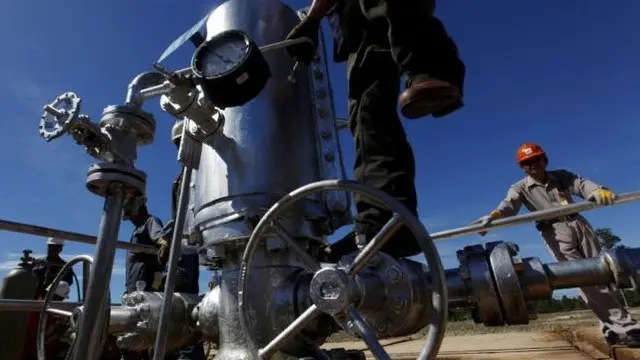 محللون يرون أنه رغم ارتفاع أسعار النفط، فإن الكميات الكبيرة من المعروض ستواصل تأثيرها على الأسعار على المدى الأطول