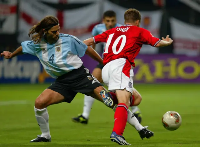 El Pochettino jugador trae muy buenos recuerdos a los aficionados ingleses, ya que fue protagonista en el penal que significó la derrota de Argentina en el Mundial de Japón y Corea en 2002.