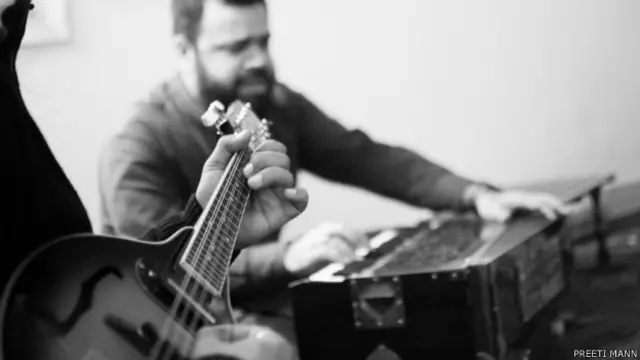 ' मन कुंतो मौला ' इस क़व्वाली को हम न जाने कितनी आवाज़ों में सुन चुके हैं, आज भी यह क़व्वाली दिल ही नहीं रूह को भी छूती है. क़व्वाल का अर्थ होता है जो बाकौल हो, याने अपनी दुआ को अपने संगीत के जरिए ख़ुदा तक पहुंचाए.