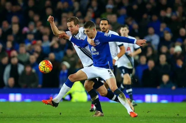 Defensa y ataque. En el partido entre Everton y Tottenham se vio el duelo entre John Stone y Harry Keane.