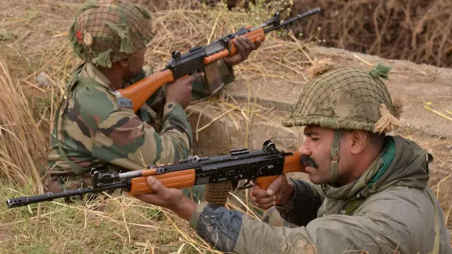 انتہائی سکیورٹی والے فصیل بند وسیع ایئر بیس میں کومبنگ آپریشن یعنی جنگجوؤں کی صفائی کا کام بڑے محتاط انداز میں کیا جا رہا ہے