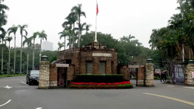 台北国立台湾大学校门(BBC中文网图片4/1/2016)