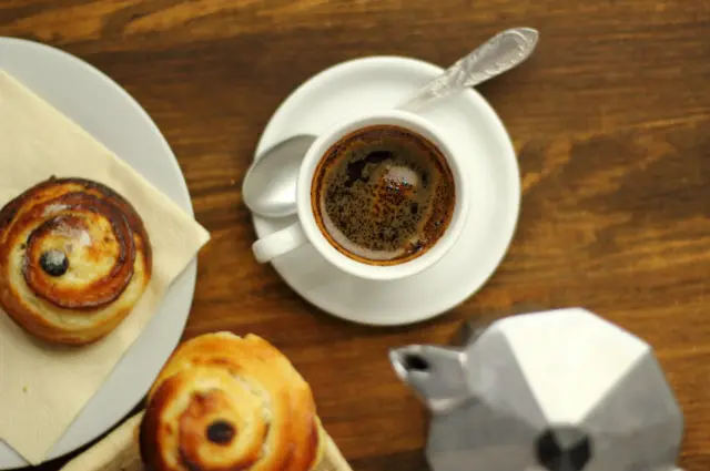 Кофе с круассанами