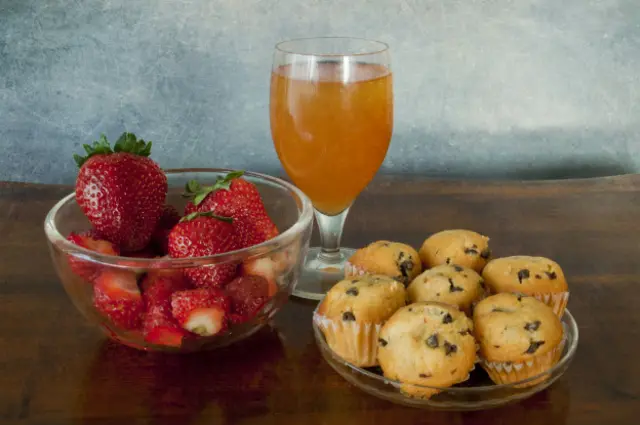 Плюшки, сок и клубника