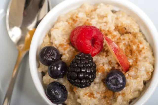 Овсянка с ягодами