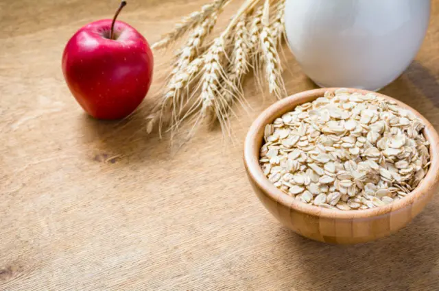 Овсяные хлопья и яблоко