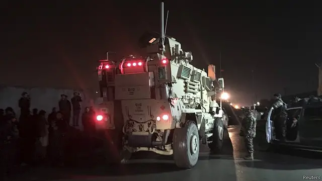 د ټولنیزو شبکو ځېنو کاروونکو چې د چاودنې سیمې ته نږدې ژوند کوي، لیکلي، چاودنه دومره زوروره وه چې د ودانیو ښیښې یې په ۶۰۰ مترۍ کې ماتې کړې دي.