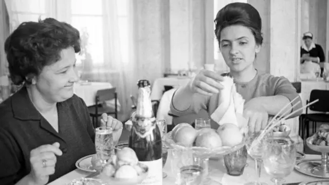 Советское шампанское на столе