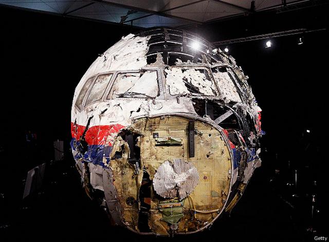 Фрагменты авиалайнера "Боинг", летевшего рейсом MH17