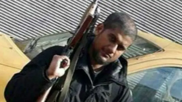 Siddhartha Dhar, Müslüman olunca 'Ebu Rumaysah' ismini kullanmaya başladı ve el Mucahirun örgütüne katıldı.
