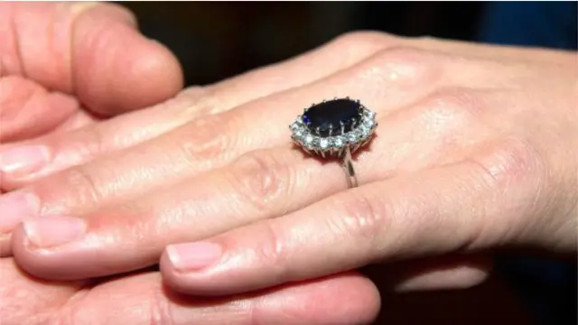  ڈچس آف کیمبرج کیتھرین مڈلٹن کی منگنی کی انگوٹھی میں جڑے نیلم کے بارے میں خیال کیا جاتا ہے کہ وہ سری لنکا سے نکالا گیا تھا