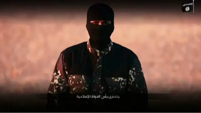 在最近伊斯兰国发布的视频中,一名戴面罩持枪的男子嘲笑英国首相卡梅伦