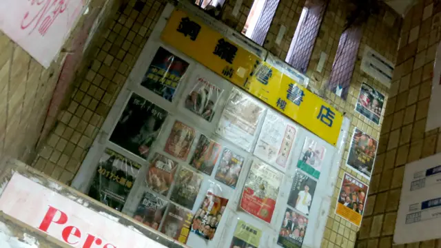 銅鑼灣書店外張貼的書影（BBC中文網圖片31/12/2015）