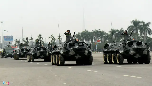 Xe bộ binh bánh lốp BTR - 60PB của Bộ Tư lệnh Thủ đô. 