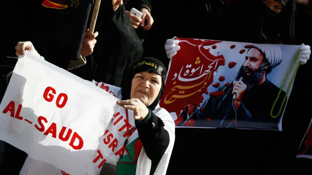 محتجون في إيران غاضبين لإعدام الشيخ الشيعي السعودي نمر النمر
