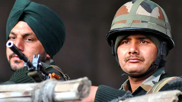 اووه هندي پوځيان او شپږ وسله وال د برید پایله کې ووژل شول