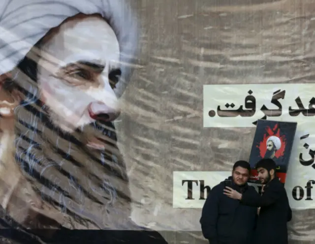 Иранцы делают селфи на фоне плаката с изображением богослова аль-Нимра