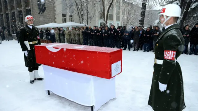 Sur'daki çatışmalarda öldürülen Jandarma Uzman Çavuş Nuh Özdemir'in Diyarbakır'da bugün yapılan cenaze töreninden. 