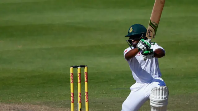 25 سالہ ٹیمبا پہلے سیاہ فام بیٹسمین بن گئے ہیں جنھوں نے جنوبی افریقہ ہی میں سنچری سکور کی ہے