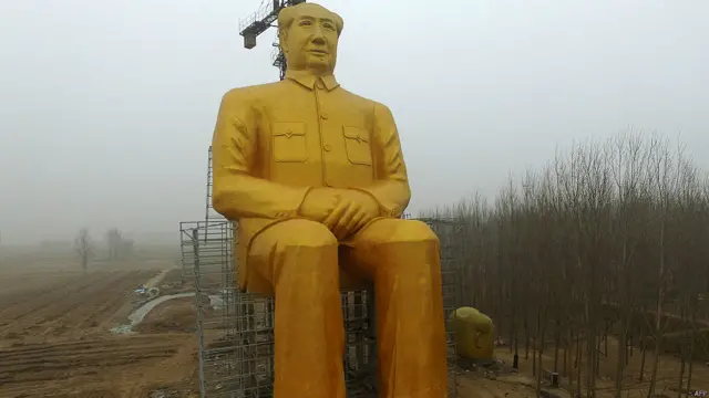 چین میں ایک کاروباری شخصیت نے جدید چین کے بانی رہنما ماؤ زے تنگ کا سنہرے رنگ کا قد آدم مجمسہ تیار کرایا ہے۔ 