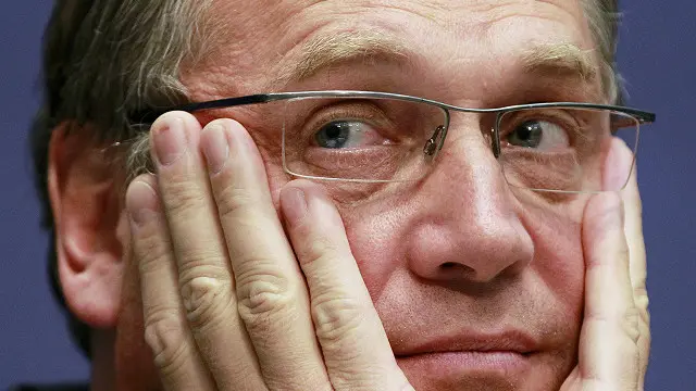 يشتبه في أن فالكه كان ضالعا في مخطط للتربح من بيع تذاكر كأس العالم لكرة القدم