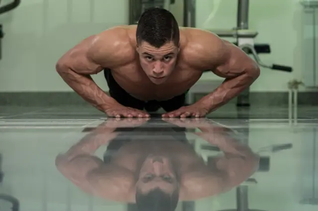 Los tradicionales ejercicios en los que se aprovecha el peso corporal vuelven a estar en boga.