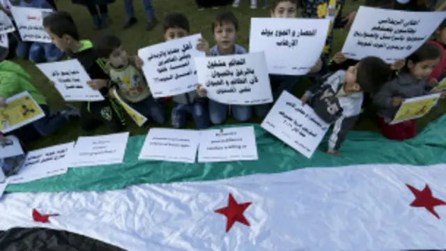 أطفال سوريون يطالبون برفع الحصار عن مضايا والزبداني أمام مقر الأمم المتحدة في بيروت