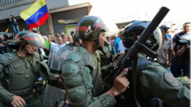 En los alrededores de la AN se manifestaron opositores y oficialistas entre fuertes medidas de seguridad.