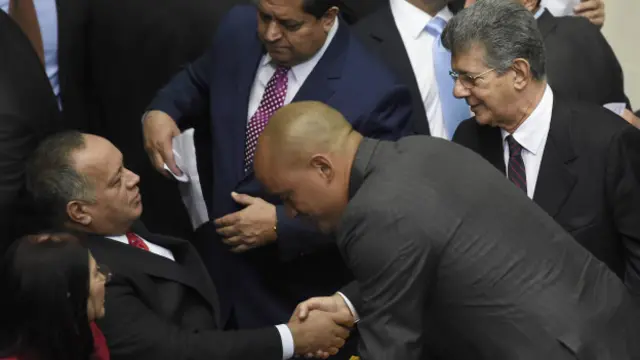 Ramos Allup saludó a Diosdado Cabello, que llegó acompañado de Cilia Flores.