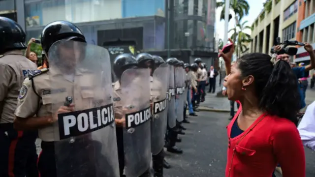 Partidarios del gobierno también se manifestaron en los alrededores de la cámara.