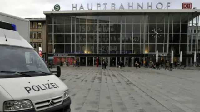 حوالي 1000 شاب كانوا في حالة سكر وعدوانية ولا يتحدثون الألمانية ولا الإنجليزية اعتدوا على النساء في محطة القطار المركزية بمدينة كولونيا