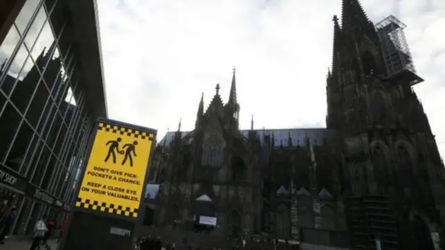 لافتة خارج محطة قطار كولونيا تحذر المسافرين من السرقة والنشل