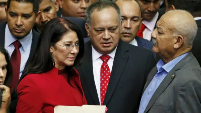 Con Cabello y Flores a la cabeza, la bancada oficialista se retiró del hemiciclo.