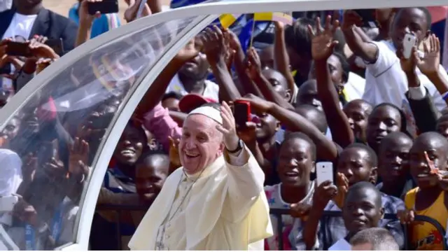 Papa yakirwa mu muji wa Kampala muri Uganda